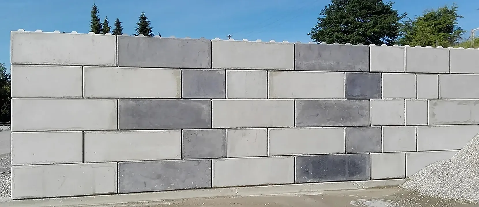 Mauer aus Betonblocksteinen der Hans Baur GmbH